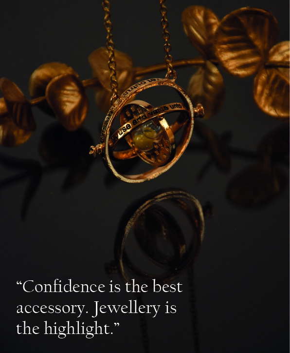 Bild einer goldenen Kette aus Harry Potter, fotografiert vor einem goldenen Zweig und einem schwarzen Hintergrund. Als Bildunterschrift: "Confidence is the best accessory. Jewellery is the highlight."
